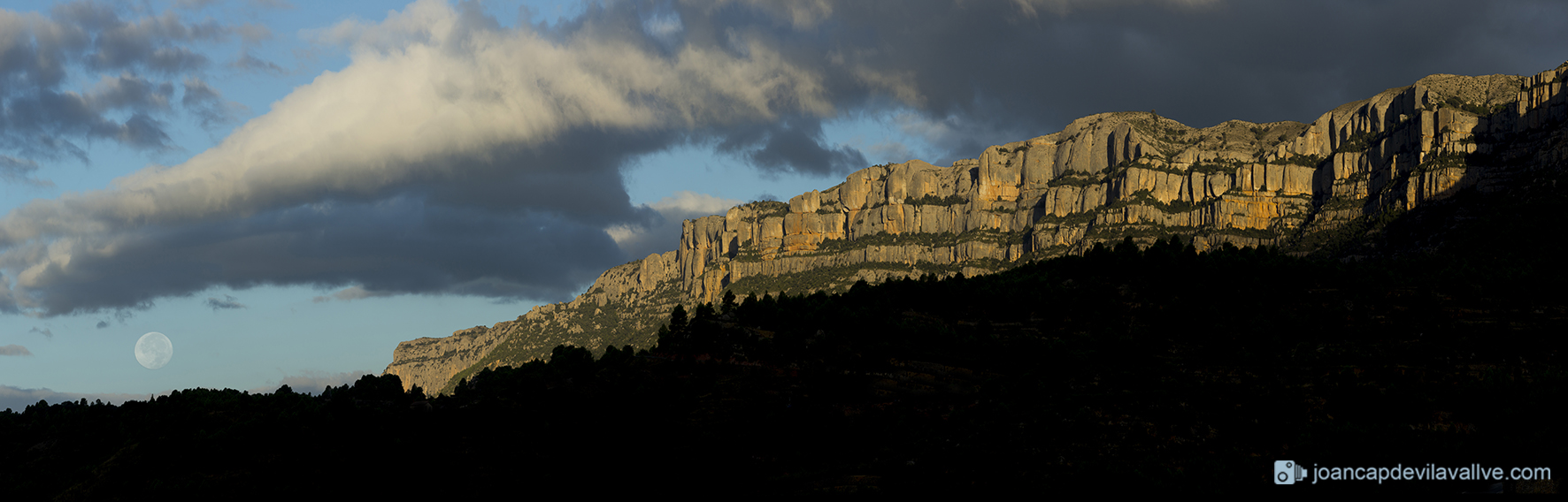 Lluna plena amagant-se a la Serra del Montsant