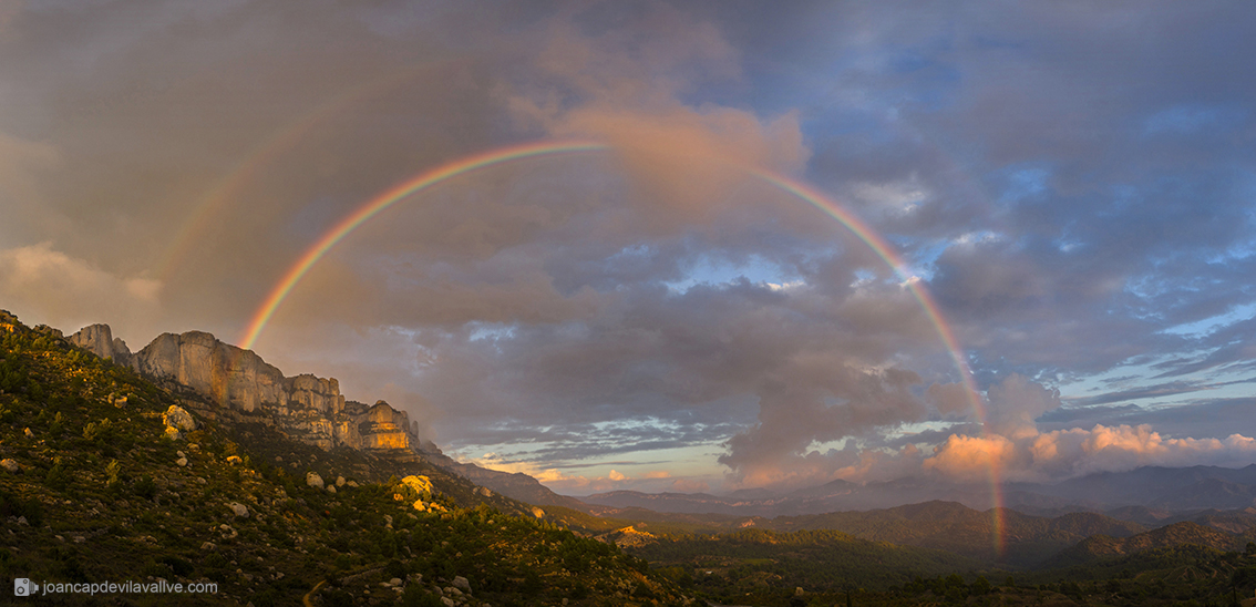 Arc de Sant Martí de capvespre a la Serra del Montsant.
#arcdesantmarti #arcoiris #rainbow #arcenciel #arcobaleno #regenbogen #parcnaturaldelmontsant #serradelmontsant #lamorerademontsant #montsant #priorat