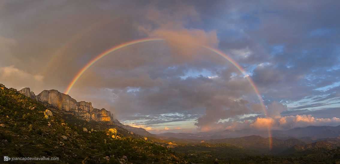 Arc de Sant Martí de capvespre a la Serra del Montsant.
#arcdesantmarti #arcoiris #rainbow #arcenciel #arcobaleno #regenbogen #parcnaturaldelmontsant #serradelmontsant #lamorerademontsant #montsant #priorat