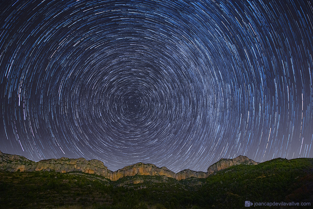 Circumpolar amb els cingles de la Serra de Montsant