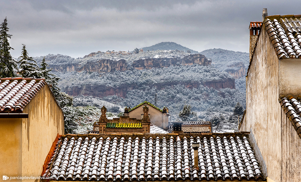 Nevada a Cornudella de Montsant amb Siurana al fons.