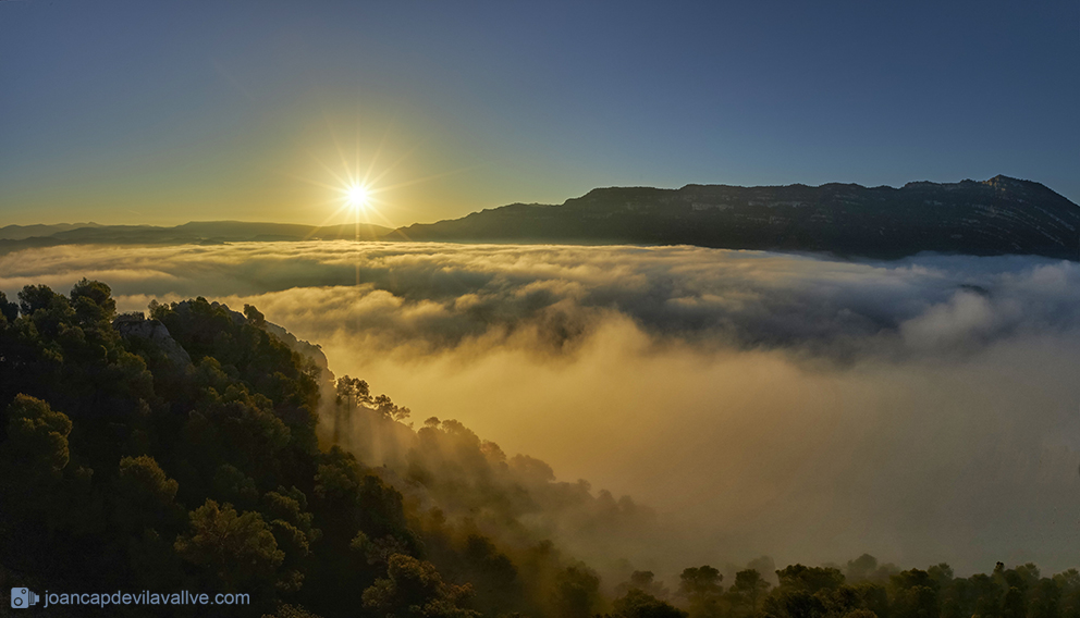 Mar de núvols a la vessant nord de la Serra de Montsant